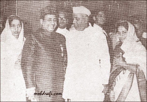 Rafi Sahab and his wife with Pandit Jawaharlal Nehru