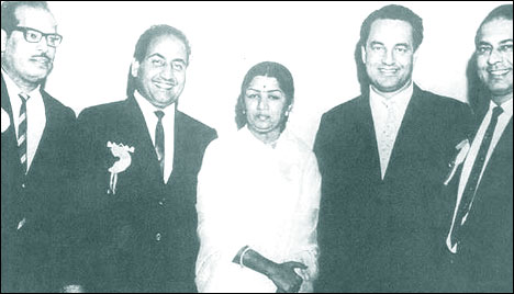Rafi with Lata, Manna Dey, Mukesh and Talat