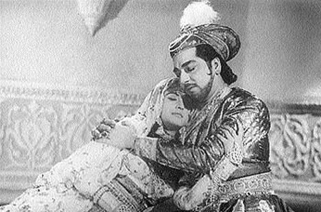 Pradeep Kumar as Shahjahan in Taj Mahal