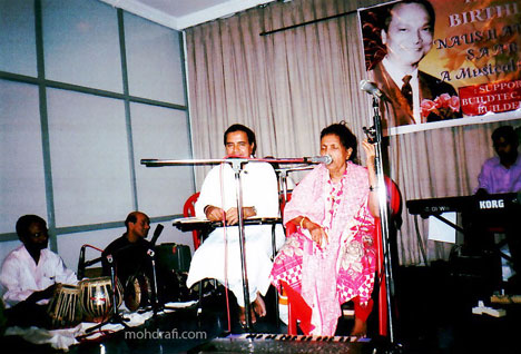 Singer Mubarak Begum addressing Naushad saab lovers at his birthday celebrations music programme.  (left) Joginder Kakaji an accomplished Rafi saab singer