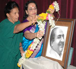 mubarak-begum-sahiba-jamunaji-garlanding-the-photograph-of-rafi-sahab-as-a-mark-of-inauguration-of-the-musical-show.jpg