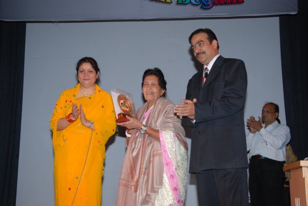 Mubarak Begum conferred with the Mohamed Rafi Memorial Award 2009 by President Ruhi Khan – VP Shakeel Ansari applauding