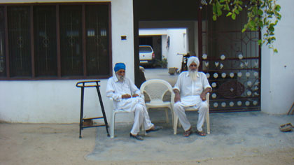 Kundan singh ji with Hardeep singh ji,The owner of house of RAFI SAHAB in back