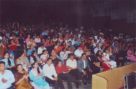 Audience in applause at the Shaam E Rafi Sahib show at Mumbai