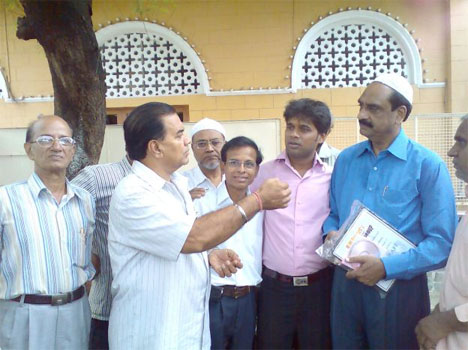 ACP of Mumbai Mr. Mubeen Sayyed (blue shirt) speaking with Kakaji who was Naushad Sahab's driver