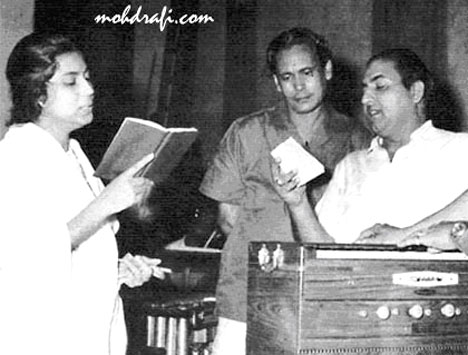 Suman Kalyanpur, Hasrat Jaipuri, Mohd Rafti and Jaikishan on Harmonium