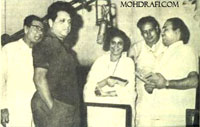 Mohd Rafi with Suman Kalyanpur, Hasrat Jaipuri, Jaikishan and recordist Minoo Karthik