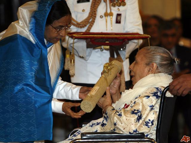 Indian President Pratibha Patil, left, presents the Padma Bhushan award, to Bollywood playback singer Shamshad Begum at the Presidential Palace in New Delhi, India, Tuesday, March 31, 2009. (AP Photo/Mustafa Quraishi)