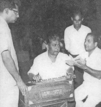 Mohdrafi rehearsals a song with Music Composer Chitragupta and Hrishikesh Mukherjee