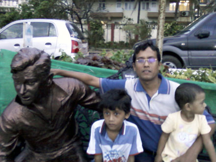 Biman Baruah with Family at Shammi Kapoor statue in Bandra in Mumbai