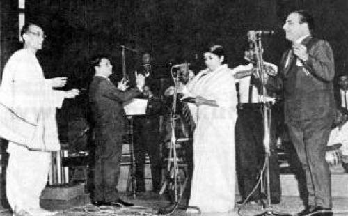 Mohd Rafi with Lata Mangeshkar, S.D.Burman and crew shown to user